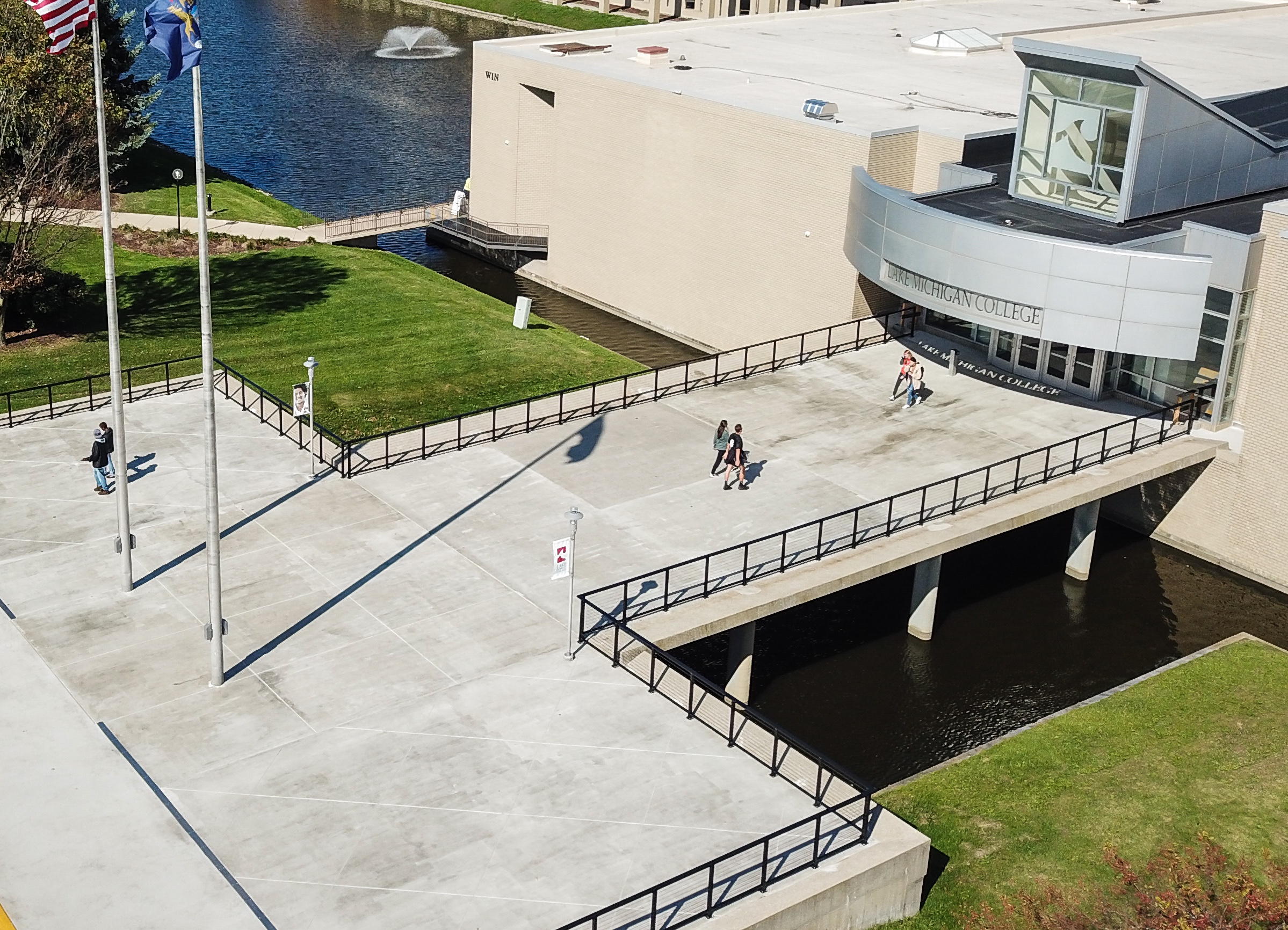 Drone photo of LMC's Benton Harbor main building entrance