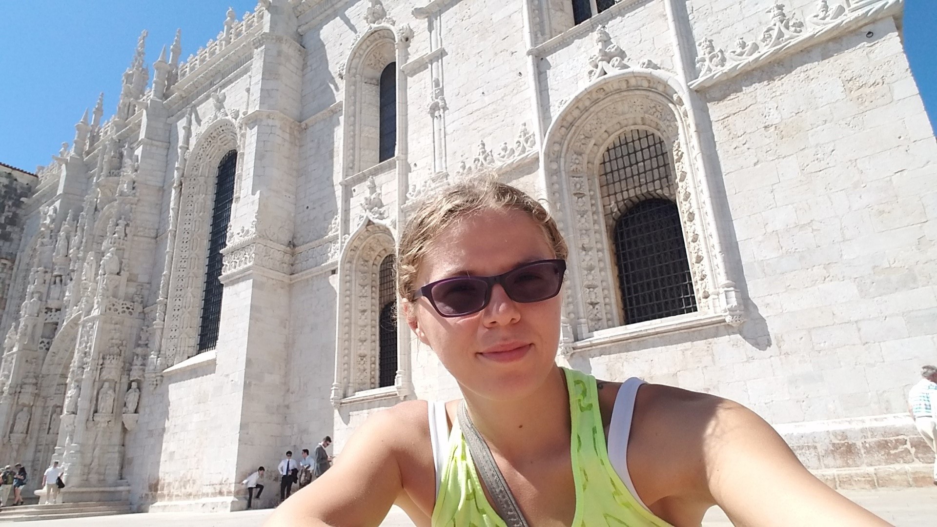 Sophia Weidner in front of a building in Spain