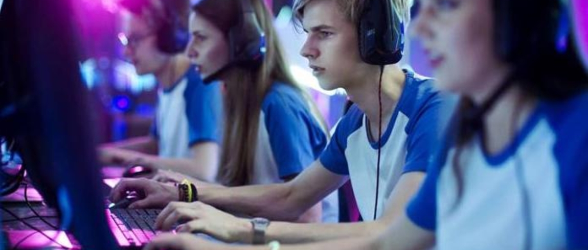 STUDENTS PLAYING ESPORTS GAMES