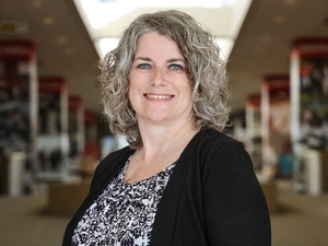 Kim Hodges headshot